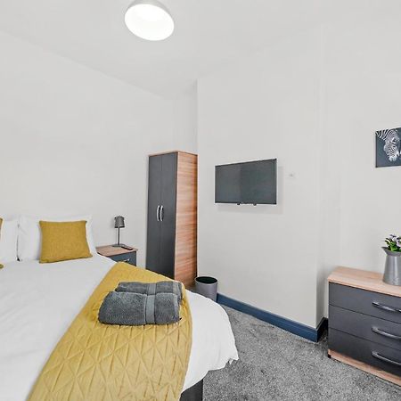 Modern Equipped 4 Bedroom House In Central Stoke-Free Parking Kültér fotó