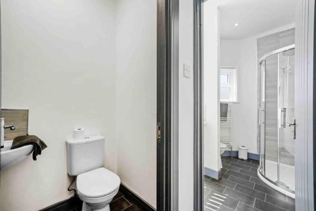 Modern Equipped 4 Bedroom House In Central Stoke-Free Parking Kültér fotó