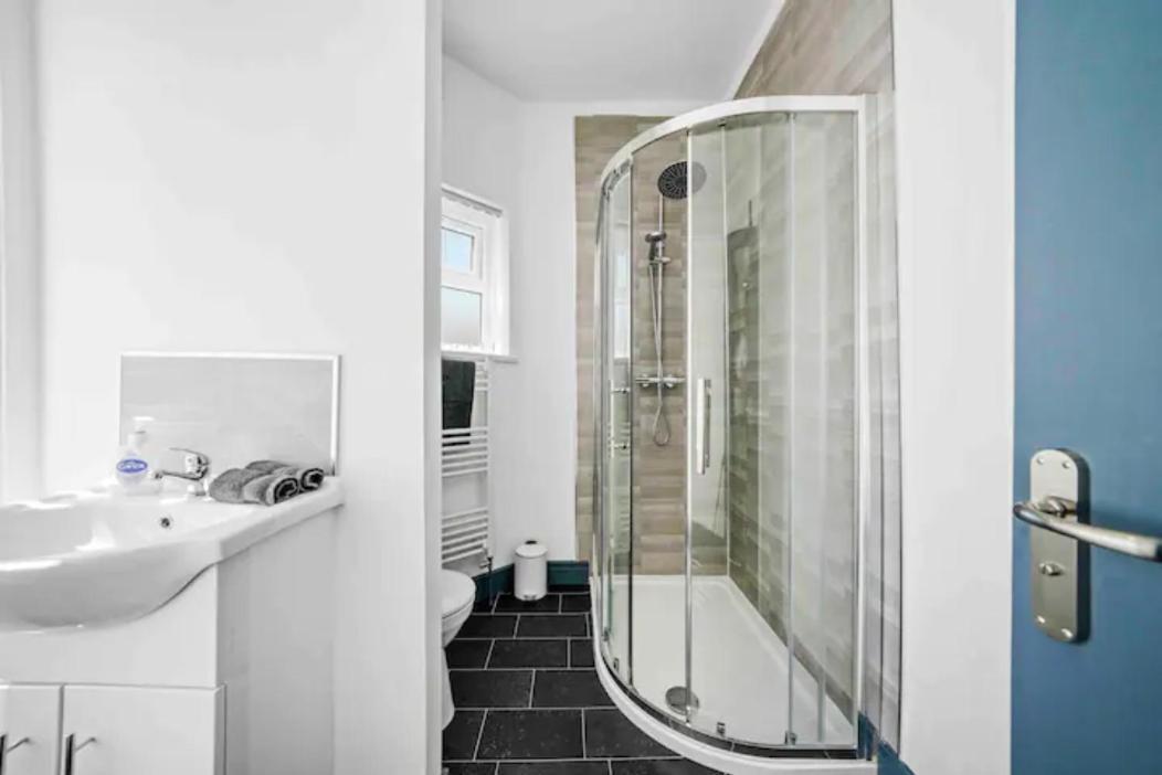 Modern Equipped 4 Bedroom House In Central Stoke-Free Parking Kültér fotó