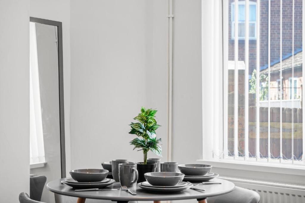Modern Equipped 4 Bedroom House In Central Stoke-Free Parking Kültér fotó