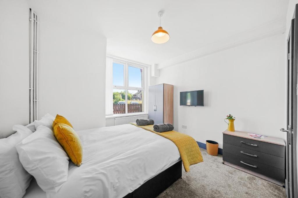Modern Equipped 4 Bedroom House In Central Stoke-Free Parking Kültér fotó
