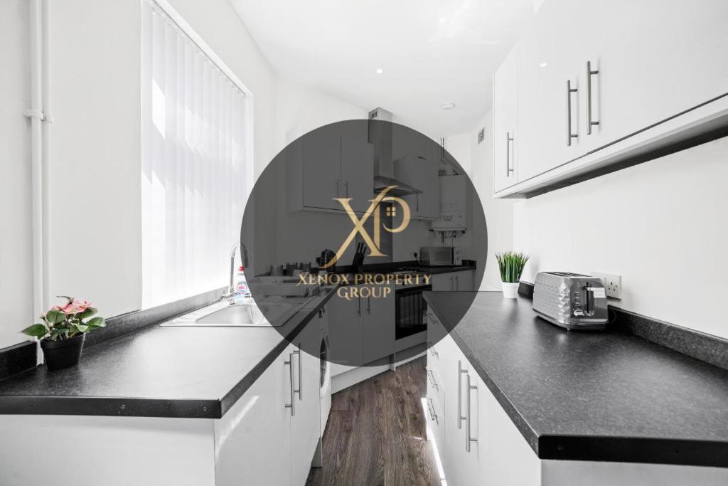 Modern Equipped 4 Bedroom House In Central Stoke-Free Parking Kültér fotó